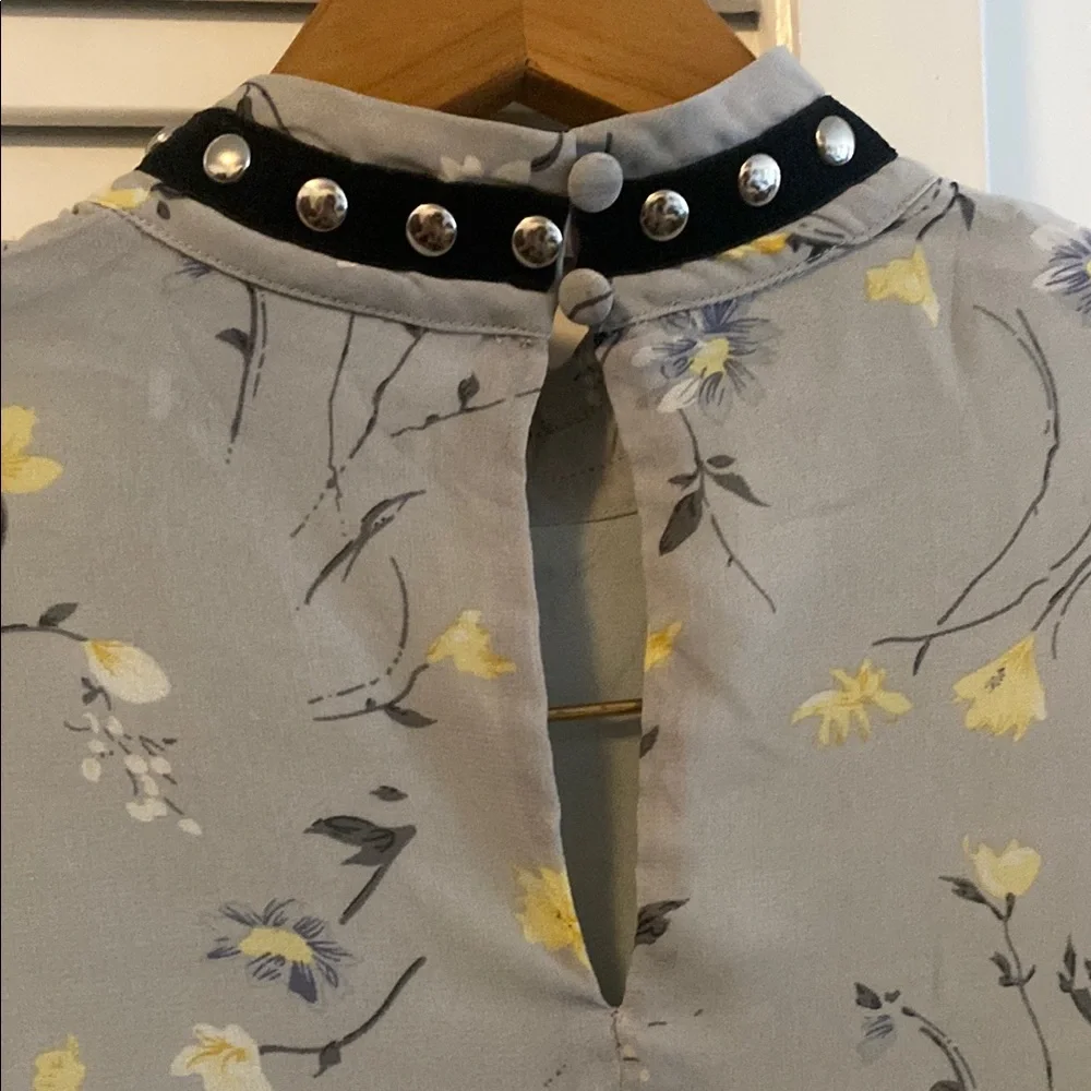Floral Ruffle Gray Top - Picture 6 of 10